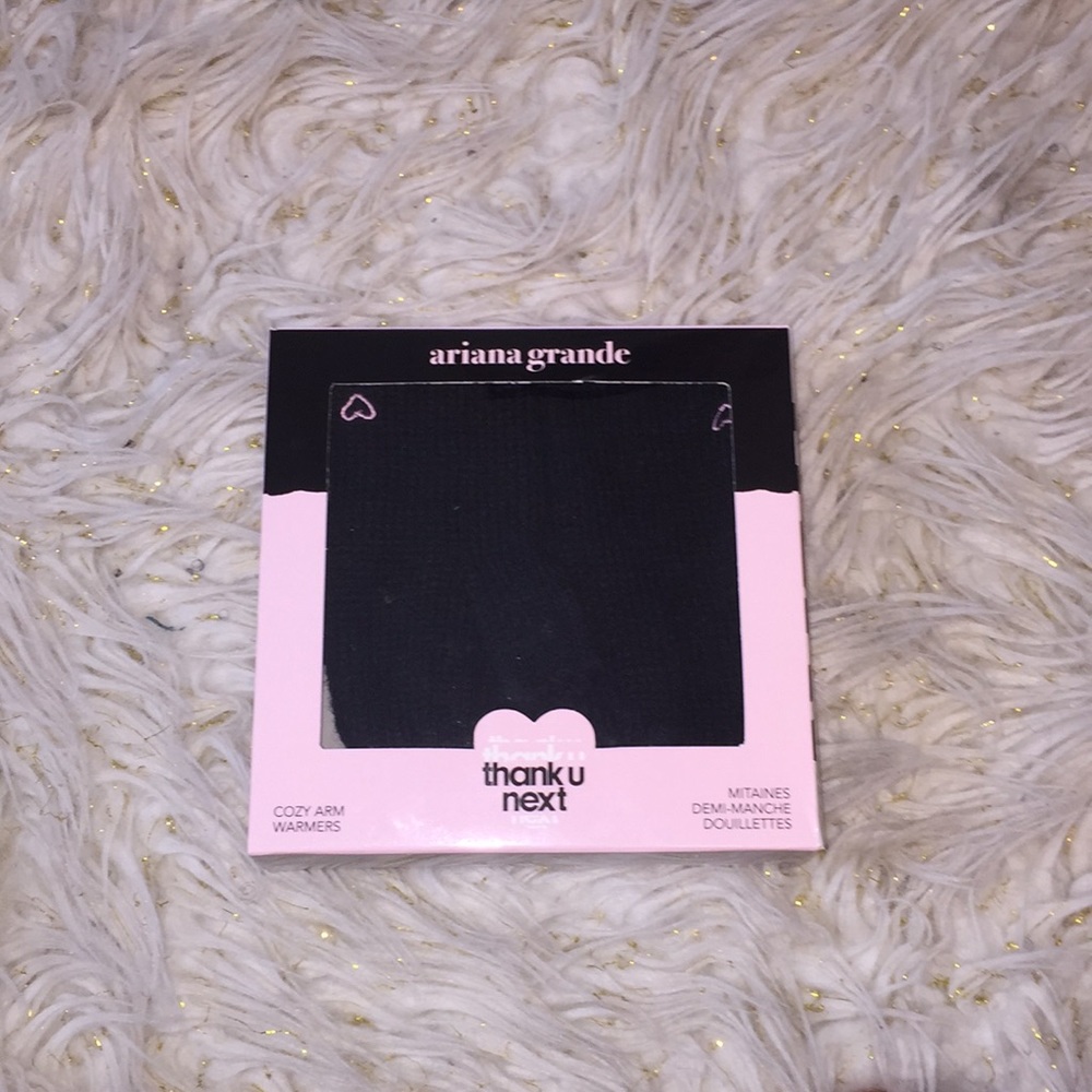 COPY - Ariana Grande Ulta Exclusive Cozy Arm Warm…
